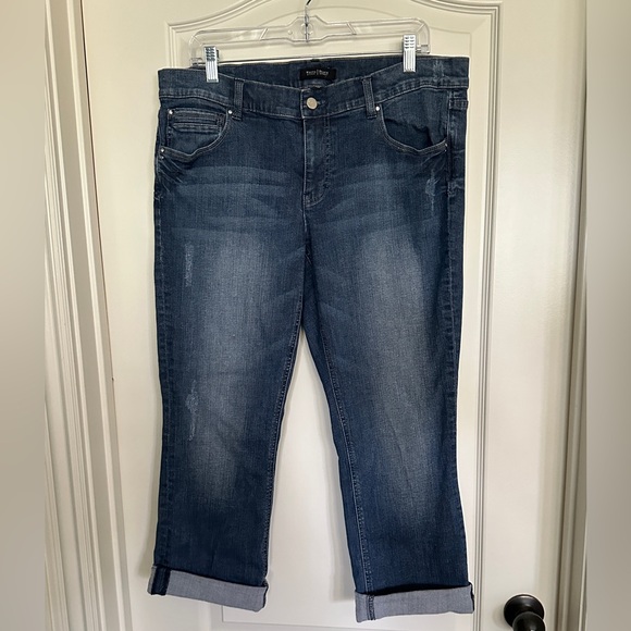 White House Black Market capri Jeans NWOT with bling back pockets - Picture 1 of 7